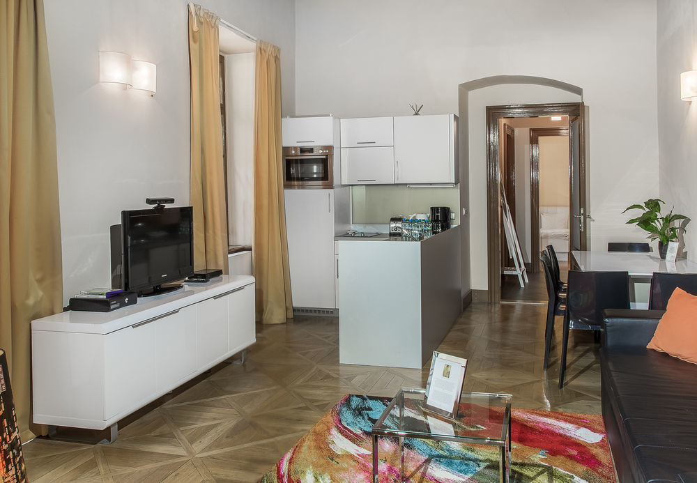 Apartment 3 Epoques By Adrez Prag