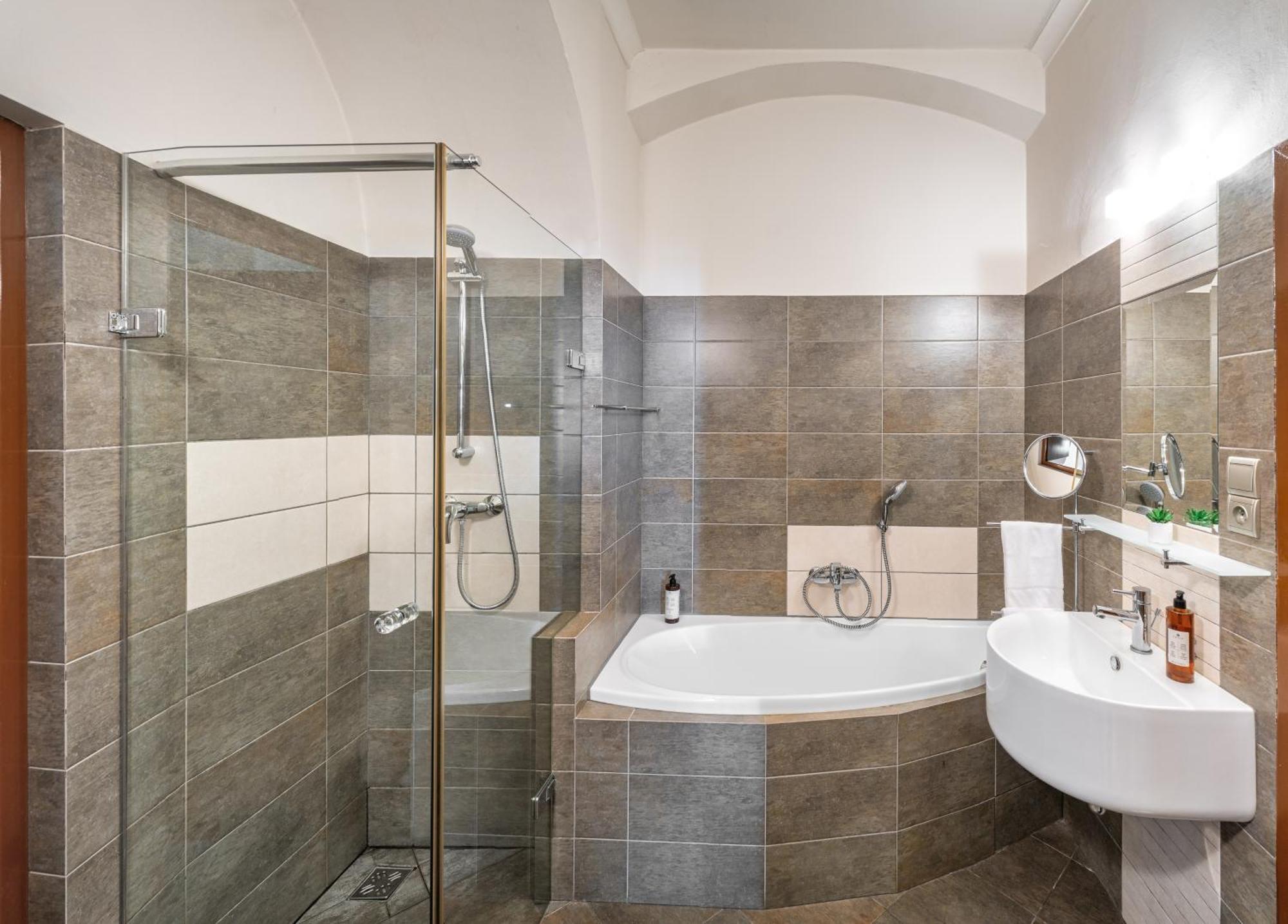 Apartment 3 Epoques By Adrez Prag